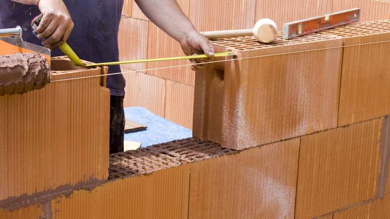 Para que a profiss&atilde;o de pedreiro volte a despertar interesse, diversas medidas podem ser adotadas por empresas, governos e entidades do setor &ndash; depositphotos.com / minik29