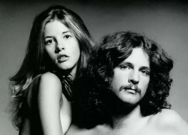 Lindsey Buckingham e Stevie Nicks em registro promocional hist&oacute;rico para o &aacute;lbum "Buckingham Nicks"