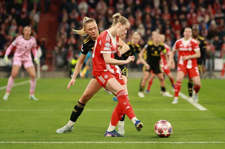Jogadoras de Bayern e Manchester United em disputa de bola nas quartas de final da Champions Feminina &ndash;