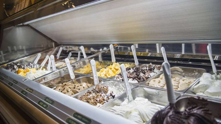 A escolha varia entre sofistica&ccedil;&atilde;o, proximidade e conveni&ecirc;ncia dentro do universo do gelato artesanal &ndash; depositphotos.com / klaus_1986