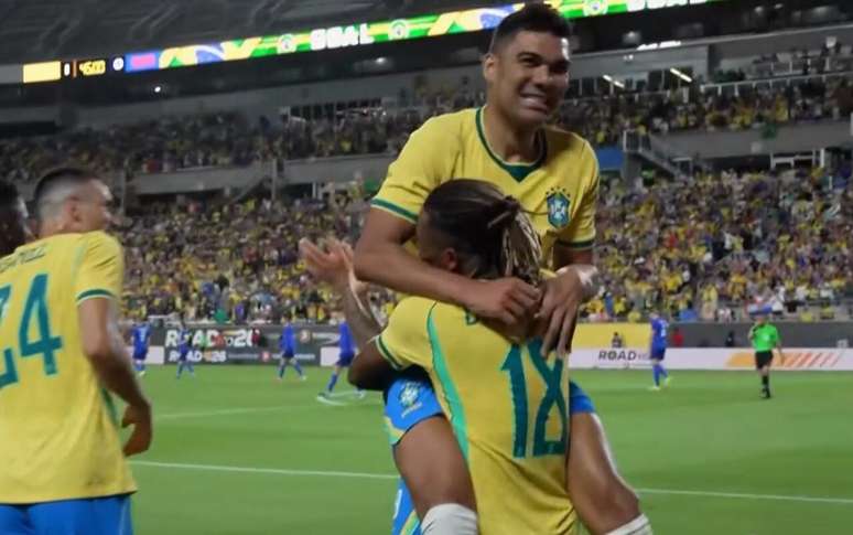Casemiro comemora gol de Danilo pela Sele&ccedil;&atilde;o &ndash;
