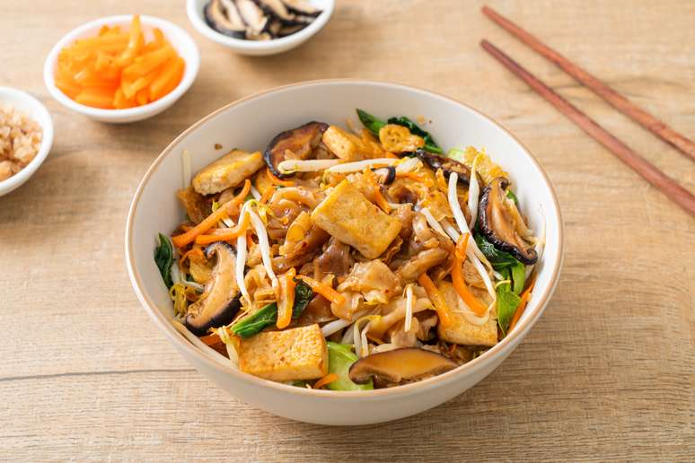 Tofu com cogumelo e legumes 