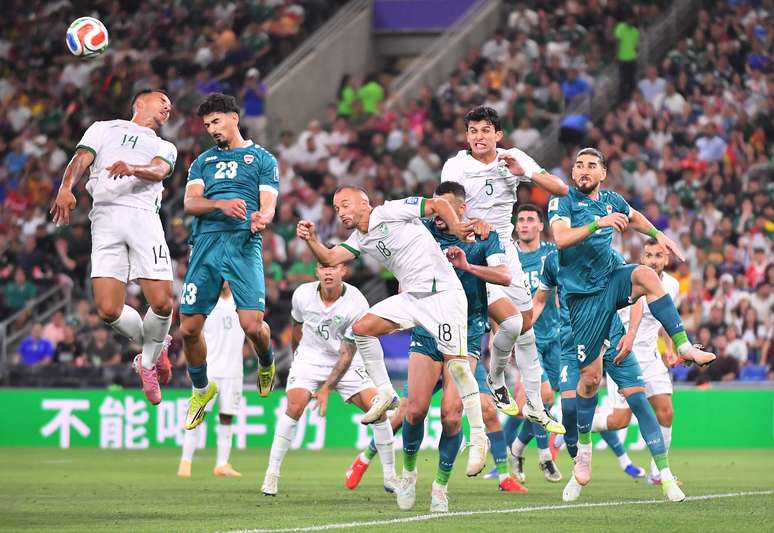 Disputa de bola em Iraque x Bol&iacute;via (Photo by Azael Rodriguez/Getty Images)