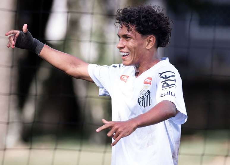 Nadson comemora seu gol no empate entre Athletico e Santos &ndash;