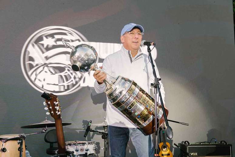 John Textor exibe ta&ccedil;a da Conmebol Libertadores &ndash;