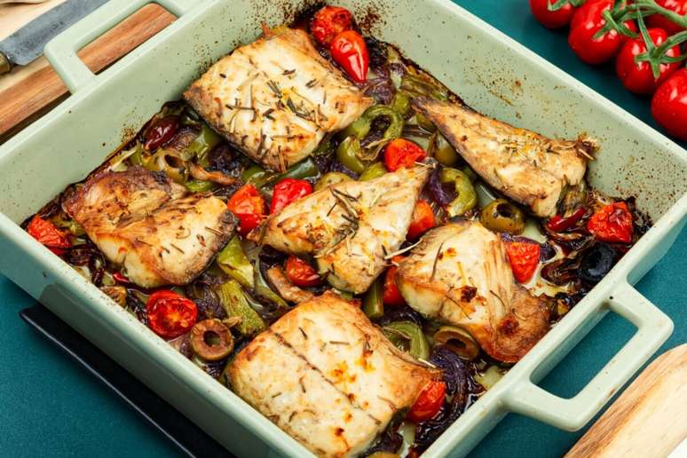 Fil&eacute; de sardinha assado com legumes 