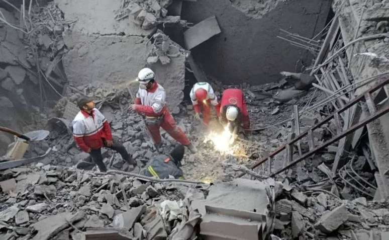 ఇరాన్‌లోని జంజాన్‌లోని హోస్సేనీహ్ ఆజం జంజాన్ మసీదు సమీపంలో ఇరాన్‌తో యుఎస్-ఇజ్రాయెల్ వివాదం మధ్య దాడి జరిగిన ప్రదేశంలో ఇరానియన్ రెడ్ క్రెసెంట్ సభ్యులు పని చేస్తున్నారు, మార్చి 31, 2026న విడుదల చేసిన వీడియో నుండి ఈ స్క్రీన్‌షాట్‌లో ఇరానియన్ రెడ్ క్రెసెంట్ సొసైటీ/హ్యాండ్‌అవుట్ REUTERS ద్వారా