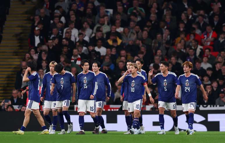 Jogadores do Jap&atilde;o comemorando a vit&oacute;ria sobre a Inglaterra 