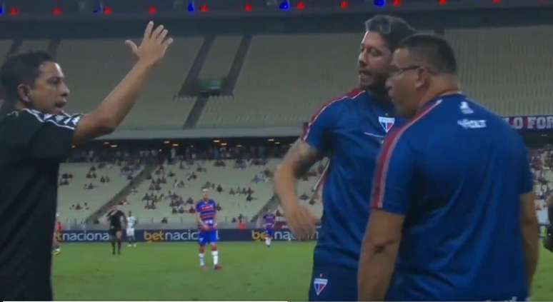 Thiago Carpini, treinador do Fortaleza, discute com membro da comiss&atilde;o t&eacute;cnica do Cuiab&aacute; &ndash;