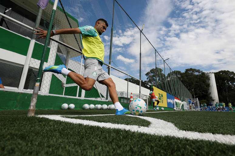 Andreas Pereira treina jogadas de bola parada no treino do Palmeiras &ndash;