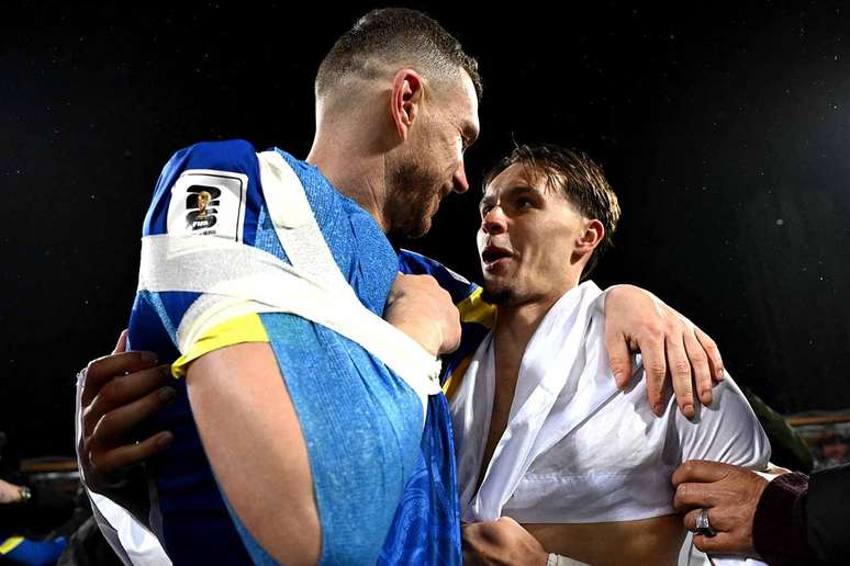 Edin Dzeko e Kerim Alajbegovic celebram a vaga da B&oacute;snia na Copa do Mundo de 2026 &ndash;