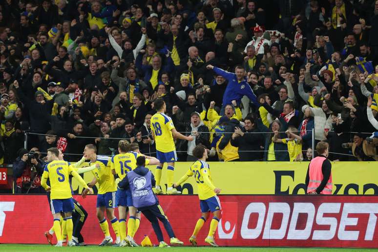 Jogadores da Su&eacute;cia comemorando a classifica&ccedil;&atilde;o para a Copa do Mundo 
