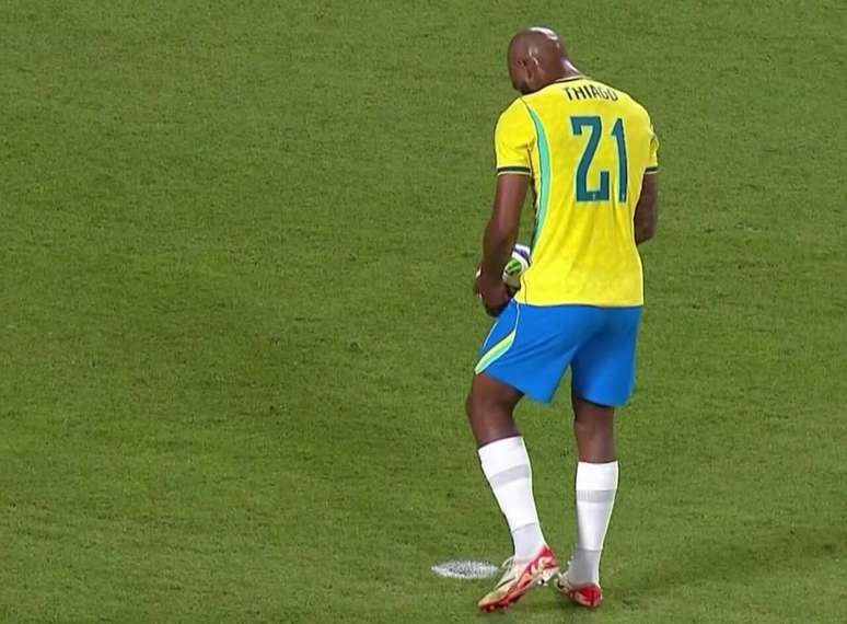 Igor Thiago se prepara para cobrar o p&ecirc;nalti que colocaria o Brasil novamente &agrave; frente do placar diante da Cro&aacute;cia.