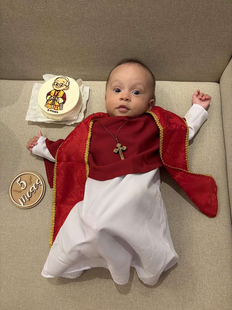 Paulo celebrou o mesvers&aacute;rio com o tema cat&oacute;ltico