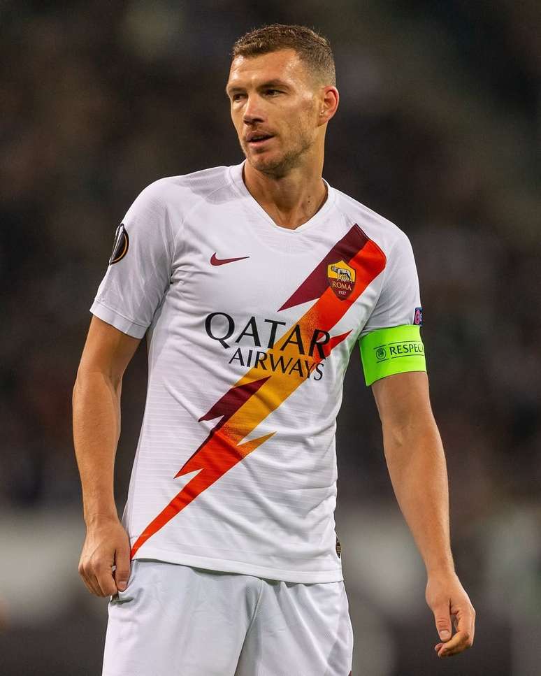 Edin Džeko: atacante teve passagens por clubes alem&atilde;es, italianos e ingleses 