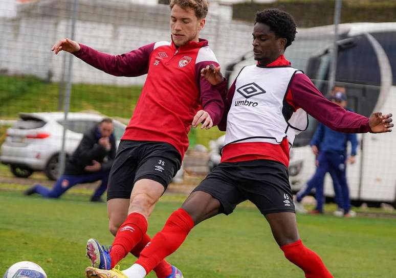 Jogadores do Santa Clara durante prepara&ccedil;&atilde;o antes de visitar o Sporting &ndash;