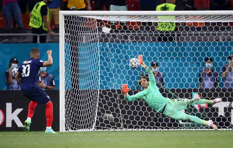 Momento do p&ecirc;nalti perdido por Mbapp&eacute; na elimina&ccedil;&atilde;o da Fran&ccedil;a para a Su&iacute;&ccedil;a nas oitavas de final da Eurocopa de 2020 &ndash;