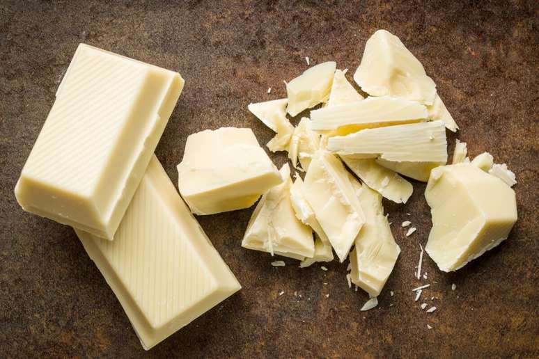 O chocolate branco &eacute; mais cal&oacute;rico e n&atilde;o tem os compostos que fazem o chocolate amargo ser interessante para a sa&uacute;de 