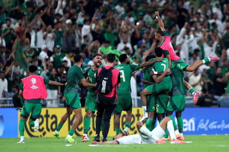 Jogadores da Ar&aacute;bia Saudita comemorando a classifica&ccedil;&atilde;o para a Copa do Mundo 