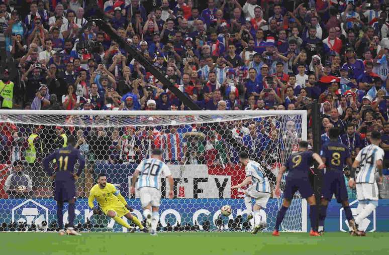 Messi marcando de p&ecirc;nalti na final da Copa do Mundo de 2022 (Photo by Clive Brunskill/Getty Images)