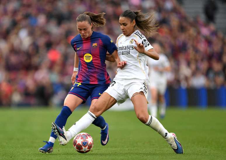 Jogadoras de Barcelona e Real Madrid em disputa de bola no jogo de volta das quartas de final da Champions Feminina &ndash;