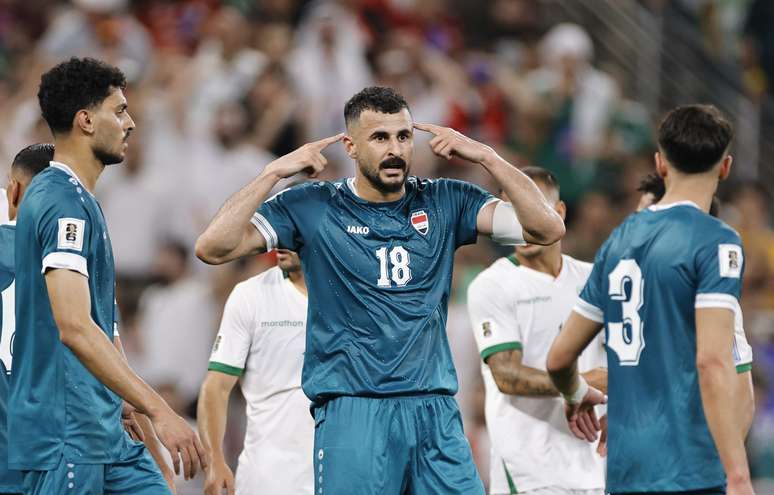 Aymen Hussein em partida do Iraque contra a Bol&iacute;via, pela final da repescagem mundial para a Copa do Mundo 