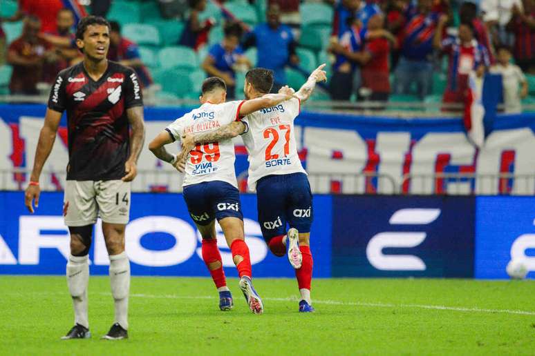 Dupla de ataque do Bahia festeja um dos gols no triunfo sobre o Athletico, na Fonte Nova &ndash; Fotos: Let&iacute;cia Martins / EC Bahia