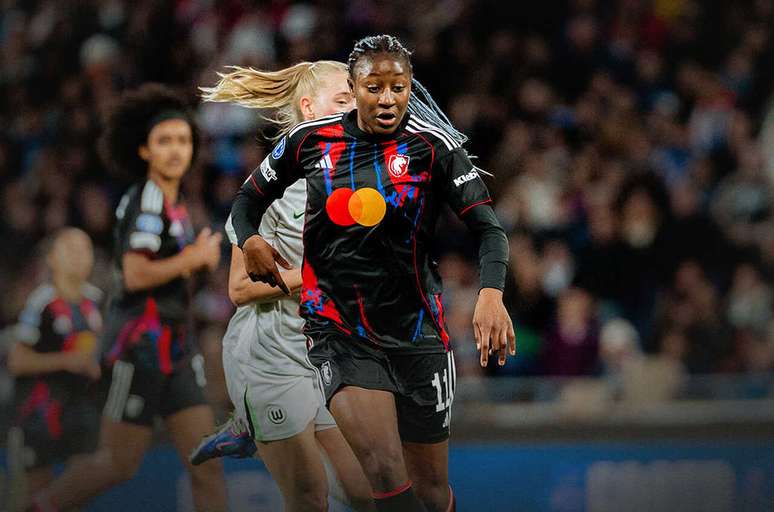 Jogadoras de Lyon e Wolfsburg em dis&uacute;ta de bola nas quartas de final da Champions Feminina &ndash;