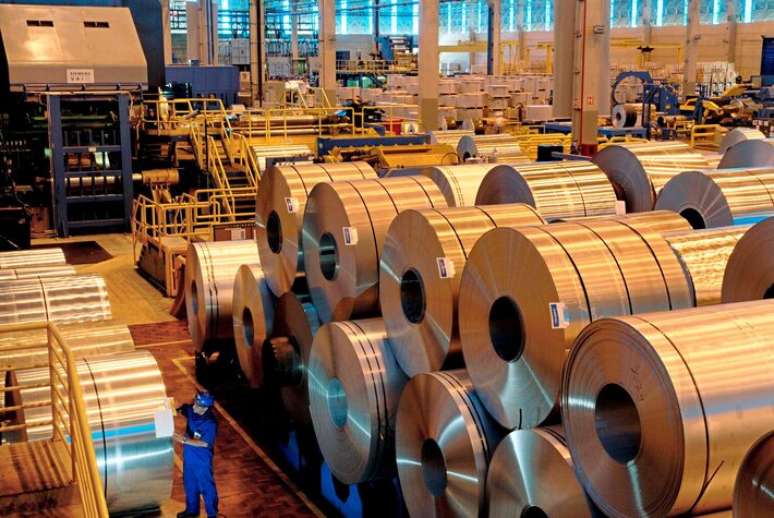 Bobinas produzidas na Companhia Brasileira de Alum&iacute;nio (CBA): vendida para Chalco e Rio Tinto em janeiro, empresa j&aacute; n&atilde;o aparece no balan&ccedil;o de 2025