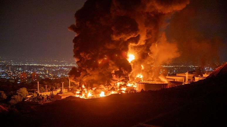 Os Estados Unidos e Israel atacaram instala&ccedil;&otilde;es fundamentais para o programa nuclear iraniano, al&eacute;m de unidades produtoras de petr&oacute;leo e g&aacute;s do Ir&atilde;