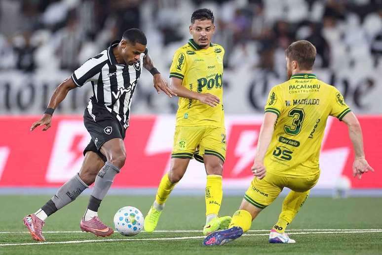 J&uacute;nior Santos limpa marca&ccedil;&atilde;o e bate de esquerda para marcar pelo Botafogo &ndash;