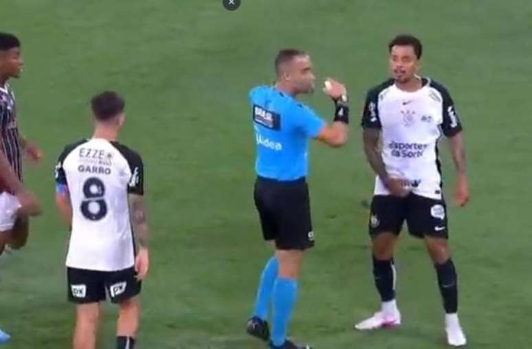 Allan foi expulso ap&oacute;s gesto &ndash;