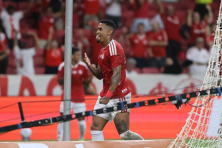 Alerrando em comemora&ccedil;&atilde;o de gol contra o S&atilde;o Paulo &ndash;