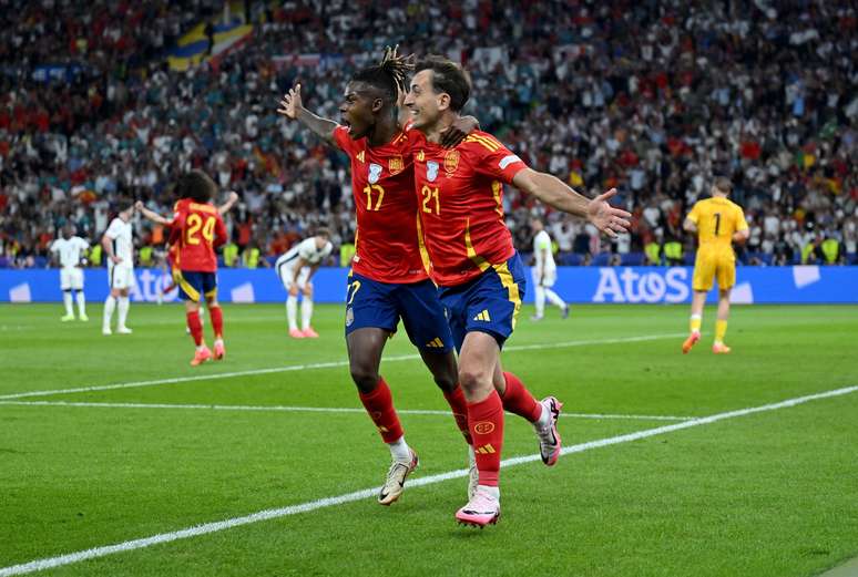 Oyarzabal comemorando o gol do t&iacute;tulo da Eurocopa 