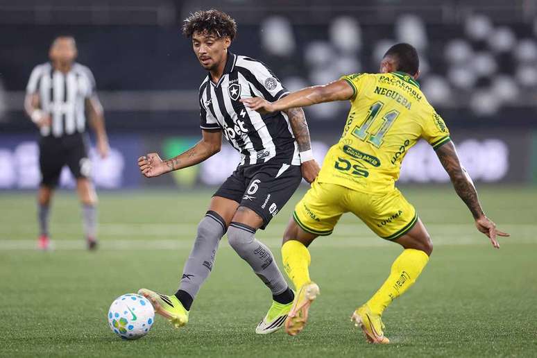 Medina sofreu p&ecirc;nalti pol&ecirc;mico durante vit&oacute;ria do Botafogo &ndash;