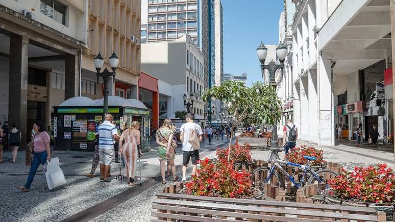 A lideran&ccedil;a de Curitiba em rankings de cidades inteligentes liga-se tamb&eacute;m a pol&iacute;ticas ambientais e ao foco na qualidade de vida &ndash; depositphotos.com / vbacarin