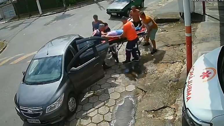 Mulher foi salva por socorristas de S&atilde;o Vicente (SP) ap&oacute;s passar 20 minutos em parada cardiorrespirat&oacute;ria