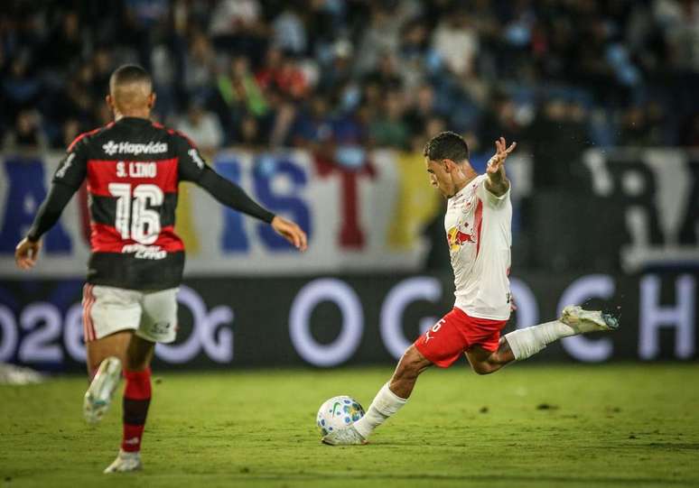 Apontou, atirou e guardou: gola&ccedil;o de Gabriel para o Bragantino contra o Fla &ndash;
