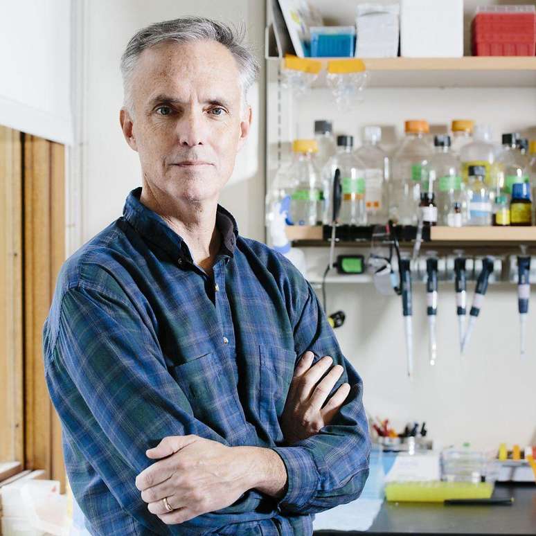 James Collins e sua equipe descobriram poss&iacute;veis novos antibi&oacute;ticos em velocidade muito maior que o que era poss&iacute;vel at&eacute; ent&atilde;o, gra&ccedil;as &agrave;s ferramentas de IA criadas por eles pr&oacute;prios