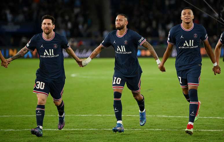 Lionel Messi, Neymar e Kylian Mbapp&eacute; celebram vit&oacute;ria do PSG na Champions de 2021 &ndash;