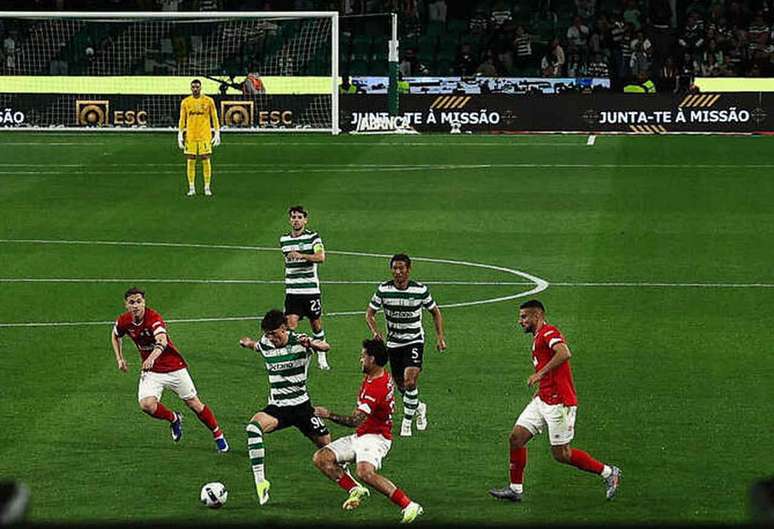 Rafael Nel tenta o chute na vit&oacute;ria do Sporting sobre o Santa Clara na luta pelo tri portugu&ecirc;s.