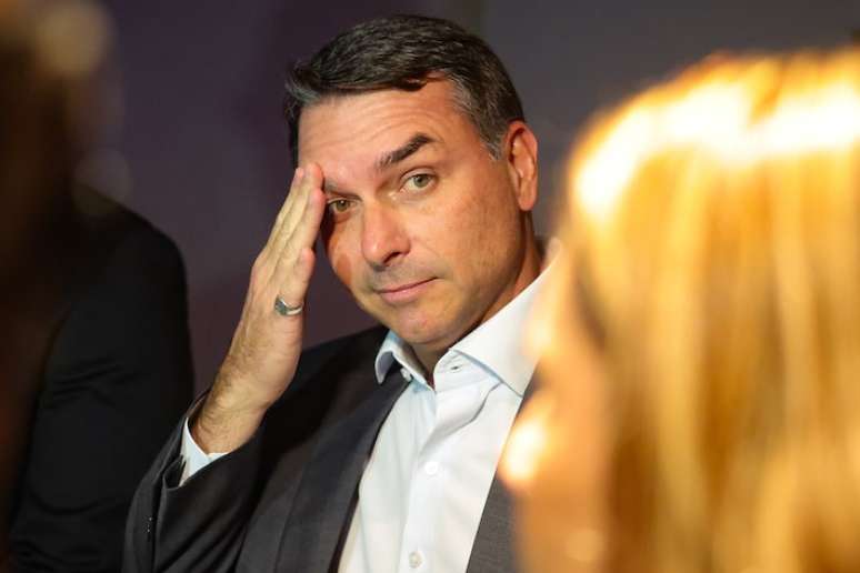 செனட்டர் Flávio Bolsonaro தனது குடும்பத்தினருடன் நண்பர் ஜெட் விமானத்தில் பயணம் செய்தார்