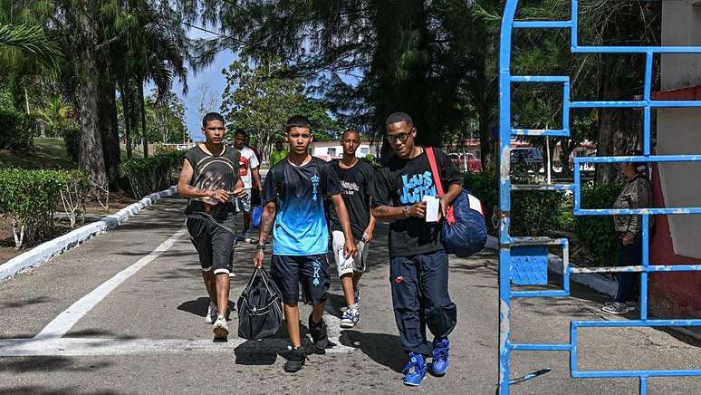 Internos deixam a pris&atilde;o de La Lima em Havana nesta sexta