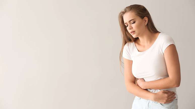 Al&eacute;m do tratamento medicamentoso e cir&uacute;rgico, especialistas apontam que mudan&ccedil;as no estilo de vida podem contribuir para reduzir a intensidade dos sintomas da endometriose &ndash; depositphotos.com / serezniy