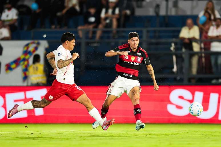 Ayrton Lucas d&aacute; um dos dois chutes do Flamengo no primeiro tempo contra o Braga &ndash;