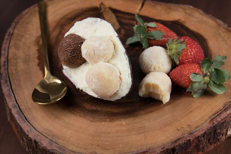 Ovo de P&aacute;scoa recheado com brigadeiro de leite em p&oacute;&nbsp;