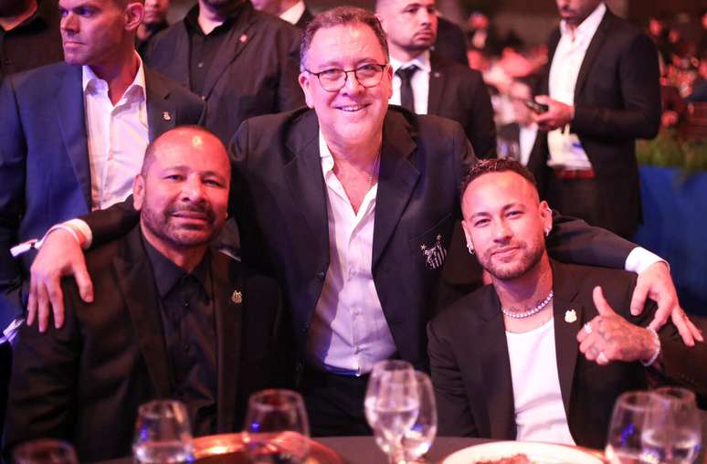 Marcelo Teixeira entre Neymar pai e Neymar Jr &ndash;