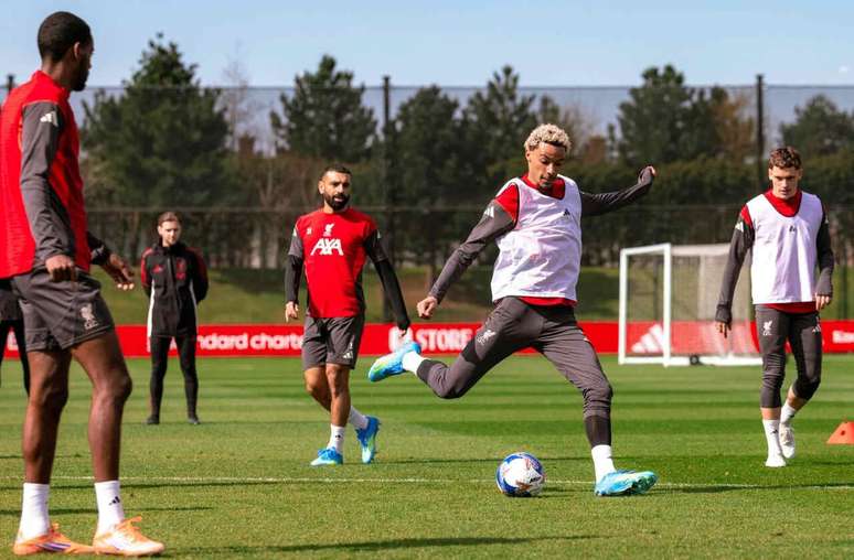 Atividade de prepara&ccedil;&atilde;o do Liverpool antes da partida contra o City &ndash;