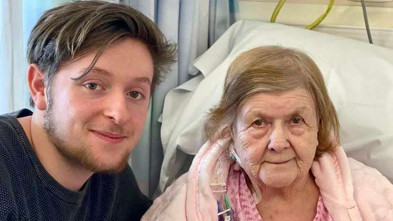 Tristan Essex diz que as lembran&ccedil;as que tem de sua av&oacute;, Jessie Stockdale, foram "manchadas" depois que Robert Bush manteve o corpo dela por cinco meses ap&oacute;s o suposto funeral