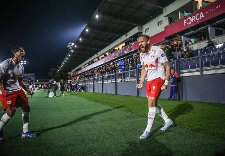 Pitta comemora efusivamente ap&oacute;s encerrar jejum de gols pelo Bragantino &ndash; Foto Ari Ferreira/Red Bull Bragantino